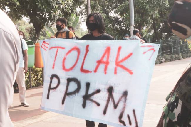 Aksi Tolak PPKM: Mahasiswa Unindra dibubarkan Polisi