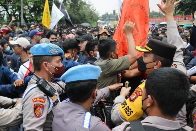 Diblokade Pihak Kepolisian, KBM Unindra Batal Melakukan Aksi di Istana Negara