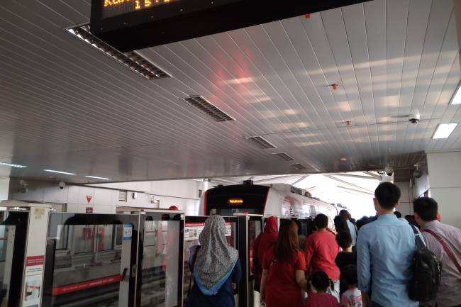 Tanggapan Penumpang Soal Kenyamanan LRT Jakarta