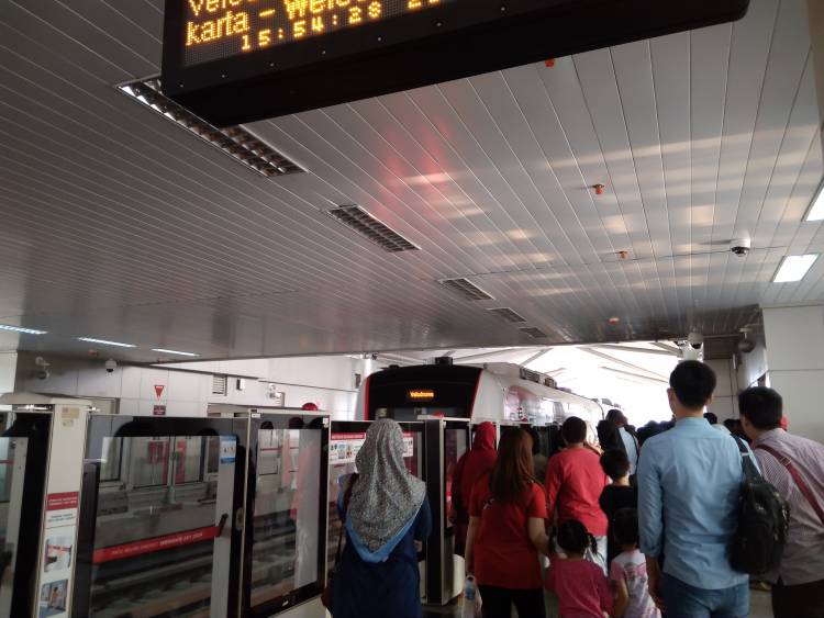 Tanggapan Penumpang Soal Kenyamanan LRT Jakarta