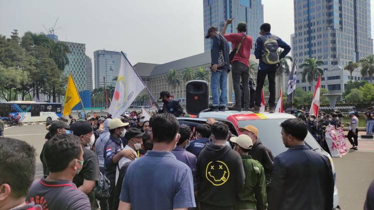 Aksi Cedera 2 Tahun Jokowi-Ma'ruf Amin Jilid 2: Massa Aksi Unindra Dihadang Polisi