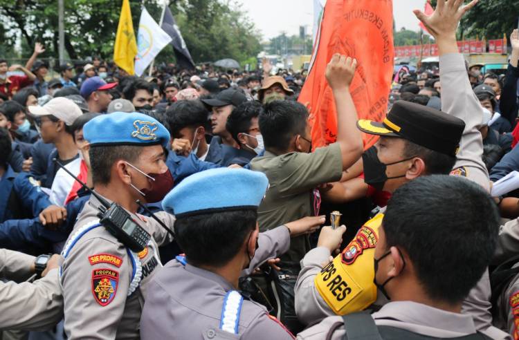 Diblokade Pihak Kepolisian, KBM Unindra Batal Melakukan Aksi di Istana Negara